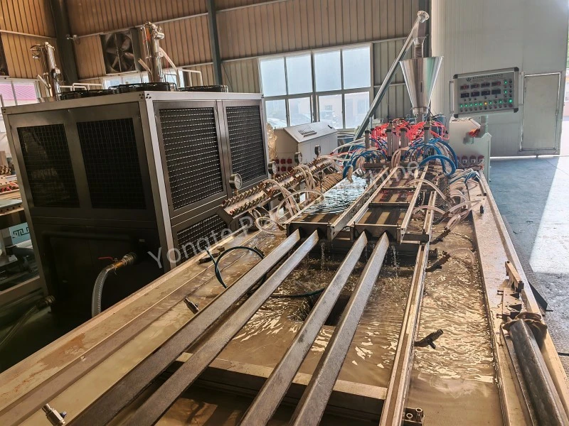 Mesin Penyemperitan Profil Plastik Kitar Semula 4 Rongga Mencapai kelajuan tinggi 8meter/minit