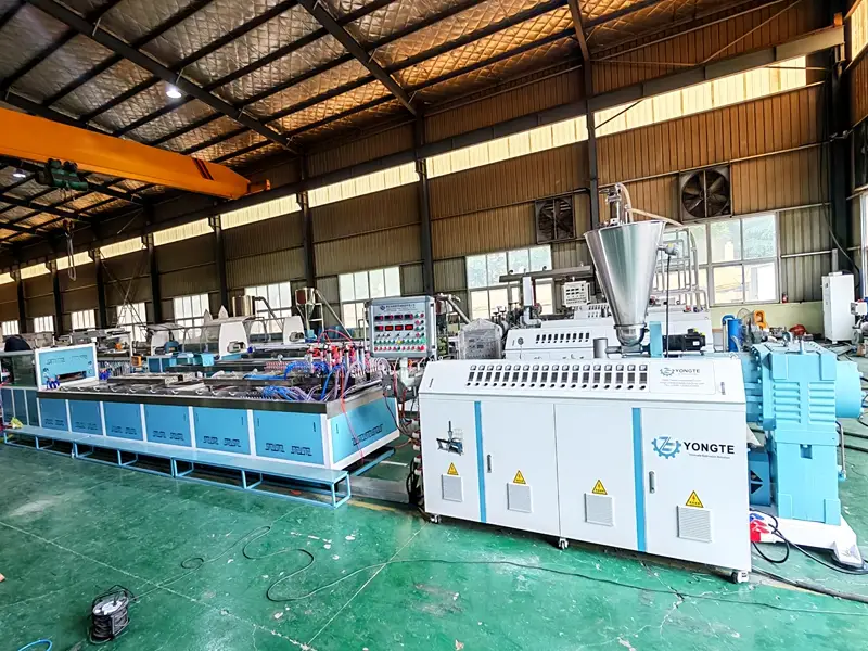 Penyelesaian Teknikal untuk Menyelesaikan Kelajuan Penyemperitan Tidak Seimbang bagi Talian Penyemperitan Profil Plastik Empat Rongga