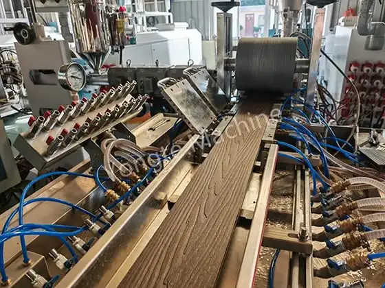 Loji Lengkap WPC Kanada untuk Mengitar Semula Sisa Gentian Kaca ke Decking WPC